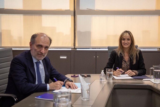 MalenaGalmarini's tweet photo. Cuando llegamos con el agua y las cloacas buscamos impactar positivamente en la vida de los vecinos/as. 

Avanzamos con el Plan Conectarte, con este acuerdo entre @prensabna y @AySA_Oficial, los usuarios/as podrán acceder a créditos para llevar los servicios al interior de sus 🏠 https://t.co/Fkvlmx74tr