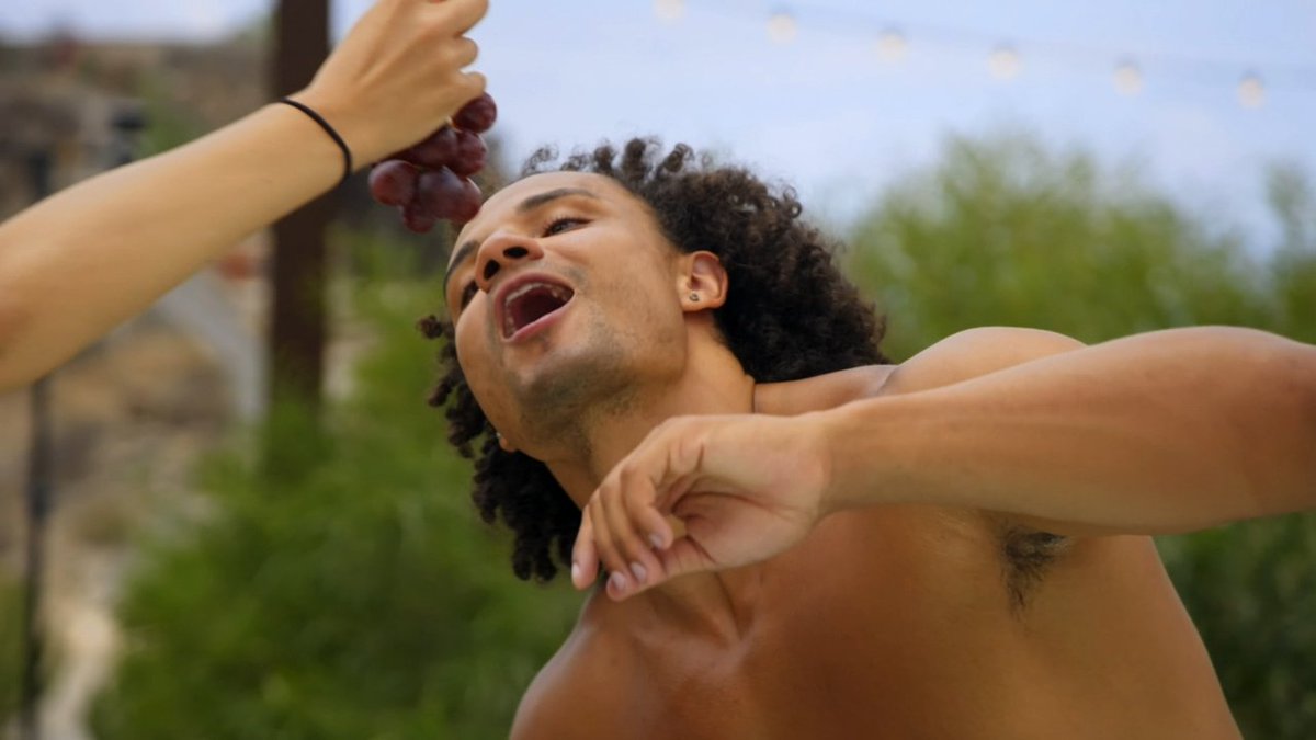 ExOnTheBeach's tweet photo. Love AND grapes?! Can't get better than that π€£π€ #ExOnTheBeach #DumpEm4Dollars #DumpEmSweeps https://t.co/reONoa4SwX