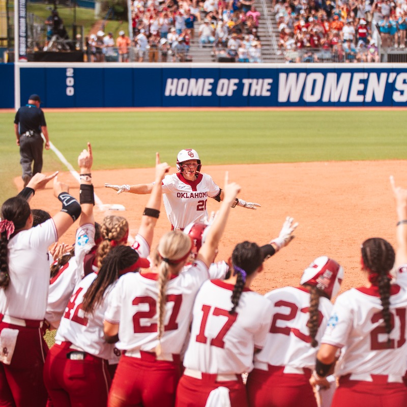 OU_Softball's tweet photo. Brought the 𝐛𝐨𝐨𝐦 💢 

#Sooners shatter records in 13-2 #WCWS opening-win. 

#ChampionshipMindset | 📝 via @RohdeOK