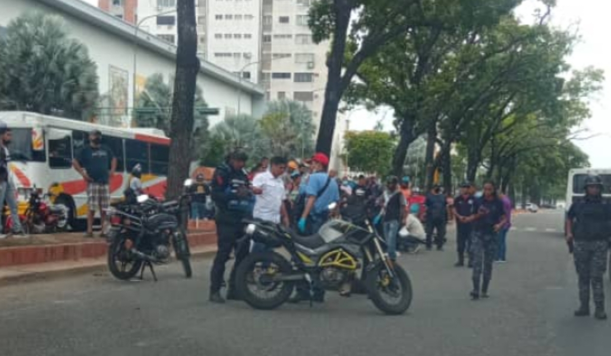 el_carabobeno's tweet photo. Murió médico arrollada en la avenida Bolívar de Valencia https://t.co/SZoJ21L7Z7 https://t.co/7ObNFgKfpq
