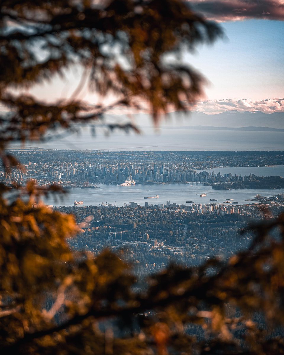 A glimpse at the good life. 🌲☁️🌊 Is it any wonder #Vancouver is known as sea to sky country? 📷: instagram.com/mr_aaronw #discoverearth #veryvancouver #britishcolumbia