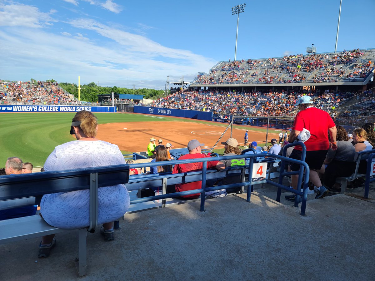 rayshawk83's tweet photo. #WCWS #GoGators #DaddyDaughterDays https://t.co/SiI8hlzg91