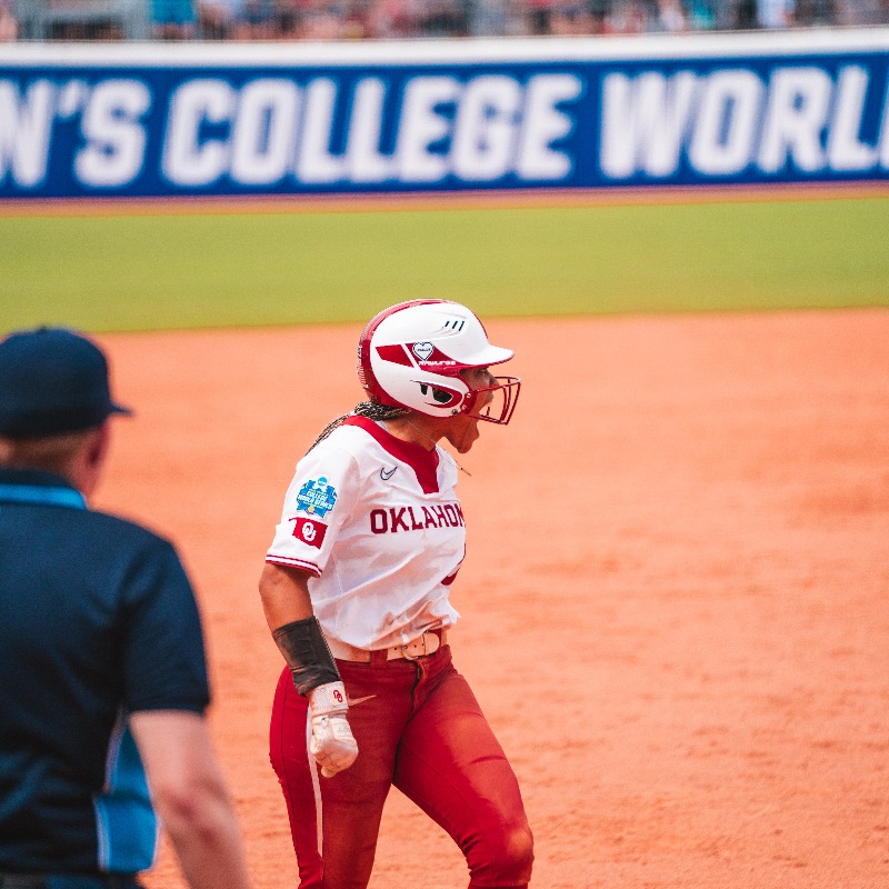 OU_Softball's tweet photo. Brought the 𝐛𝐨𝐨𝐦 💢 

#Sooners shatter records in 13-2 #WCWS opening-win. 

#ChampionshipMindset | 📝 via @RohdeOK