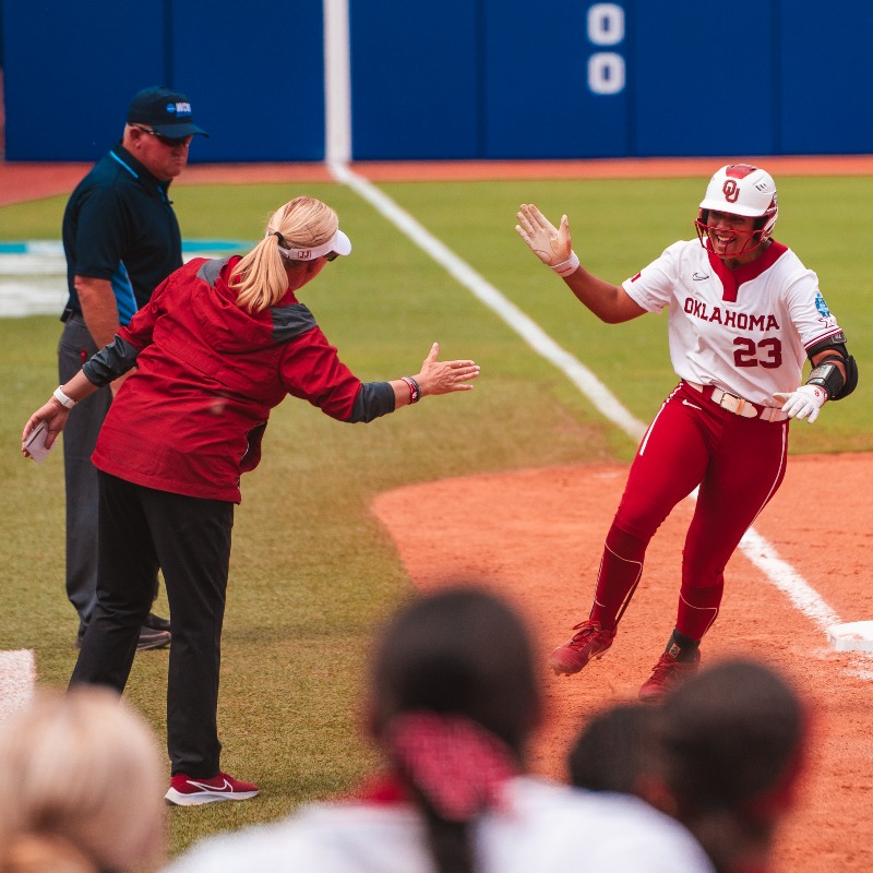 OU_Softball's tweet photo. Brought the 𝐛𝐨𝐨𝐦 💢 

#Sooners shatter records in 13-2 #WCWS opening-win. 

#ChampionshipMindset | 📝 via @RohdeOK