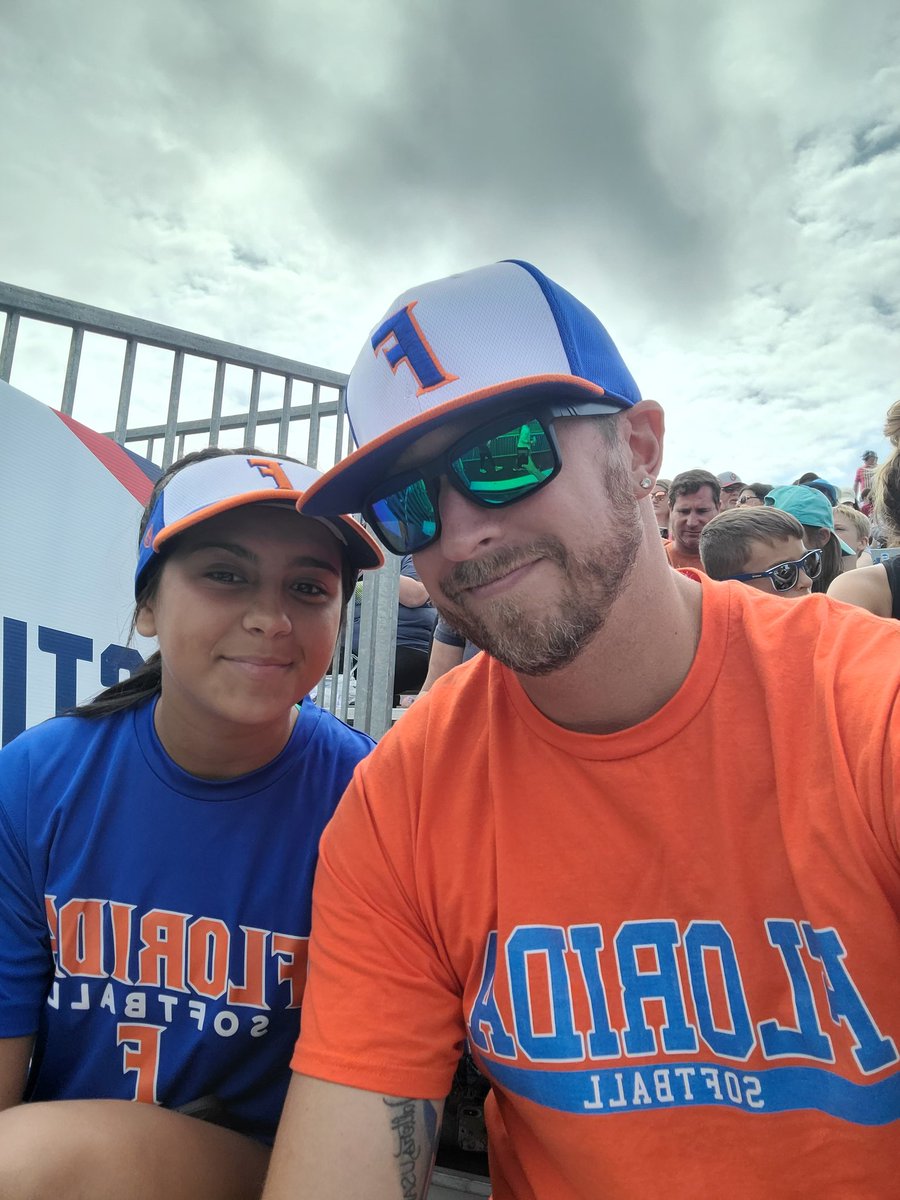 rayshawk83's tweet photo. #WCWS #GoGators #DaddyDaughterDays https://t.co/SiI8hlzg91