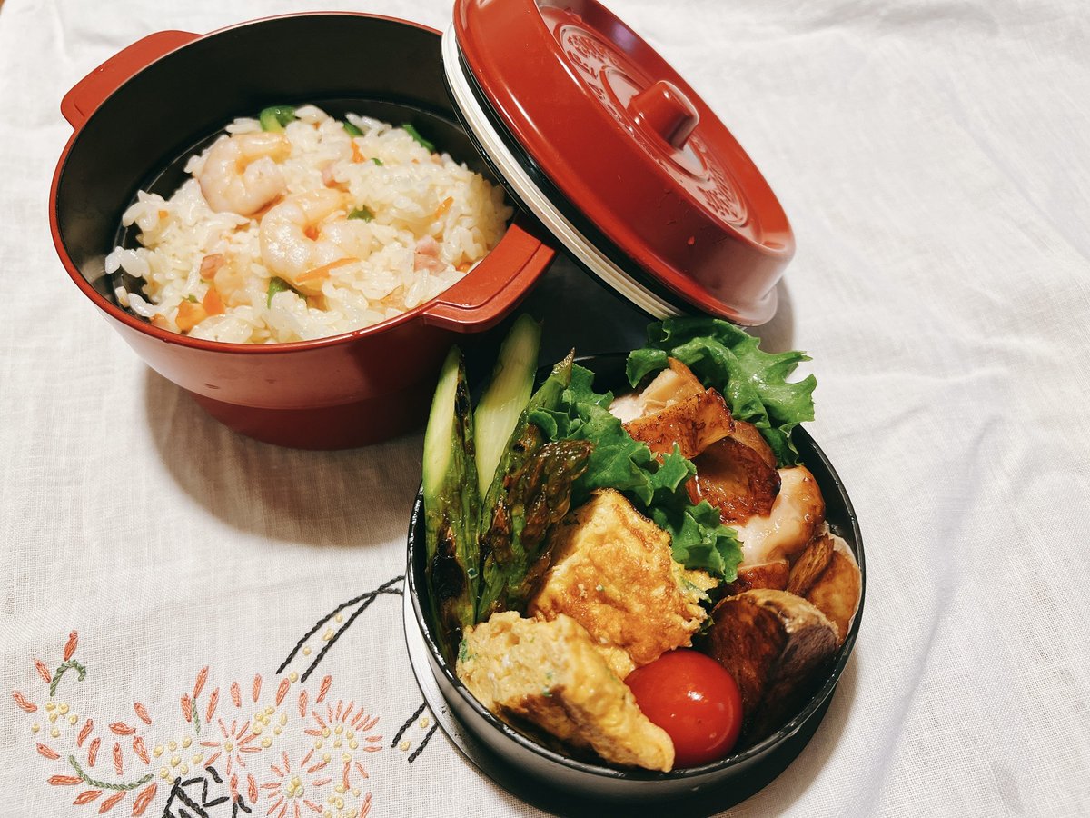 oddoobowl's tweet photo. おはようございます😊
今日のお弁当〜
もう週末なんて早い❣️
何しようかなぁ💇‍♀️かな？
#お弁当　#エビピラフ　#鷄の照り焼き　#ポテト　#玉子焼き https://t.co/60GKxDoZgb