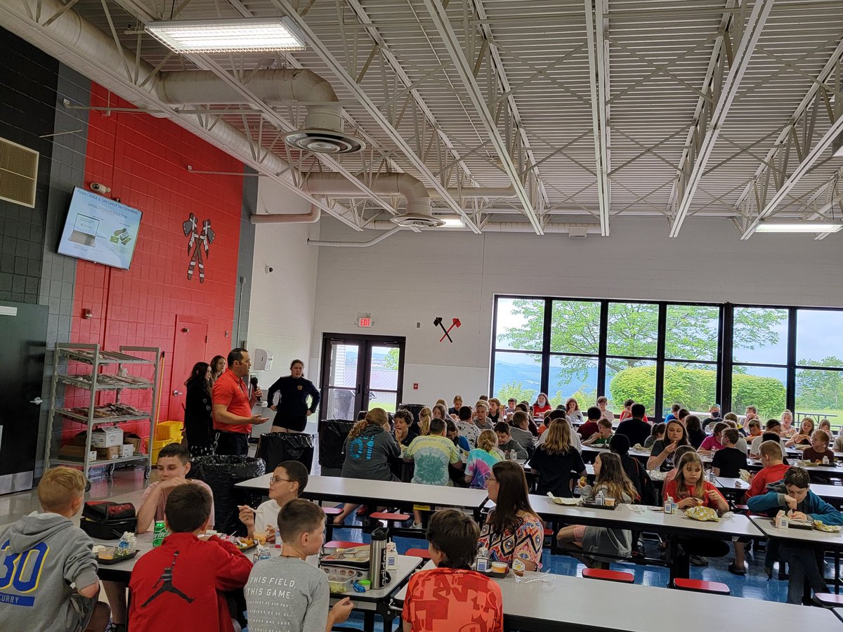 Westwood_Middle's tweet photo. Westwood welcomed our upcoming 6th graders from @MylanPatriots and @Skyview_Elem today!  They had a welcome from Principal Conrad and an introduction to our 6th grade teachers, tours with our student government, and their first lunch at our school!  #FutureExcellence https://t.co/B0CbbjNtyR