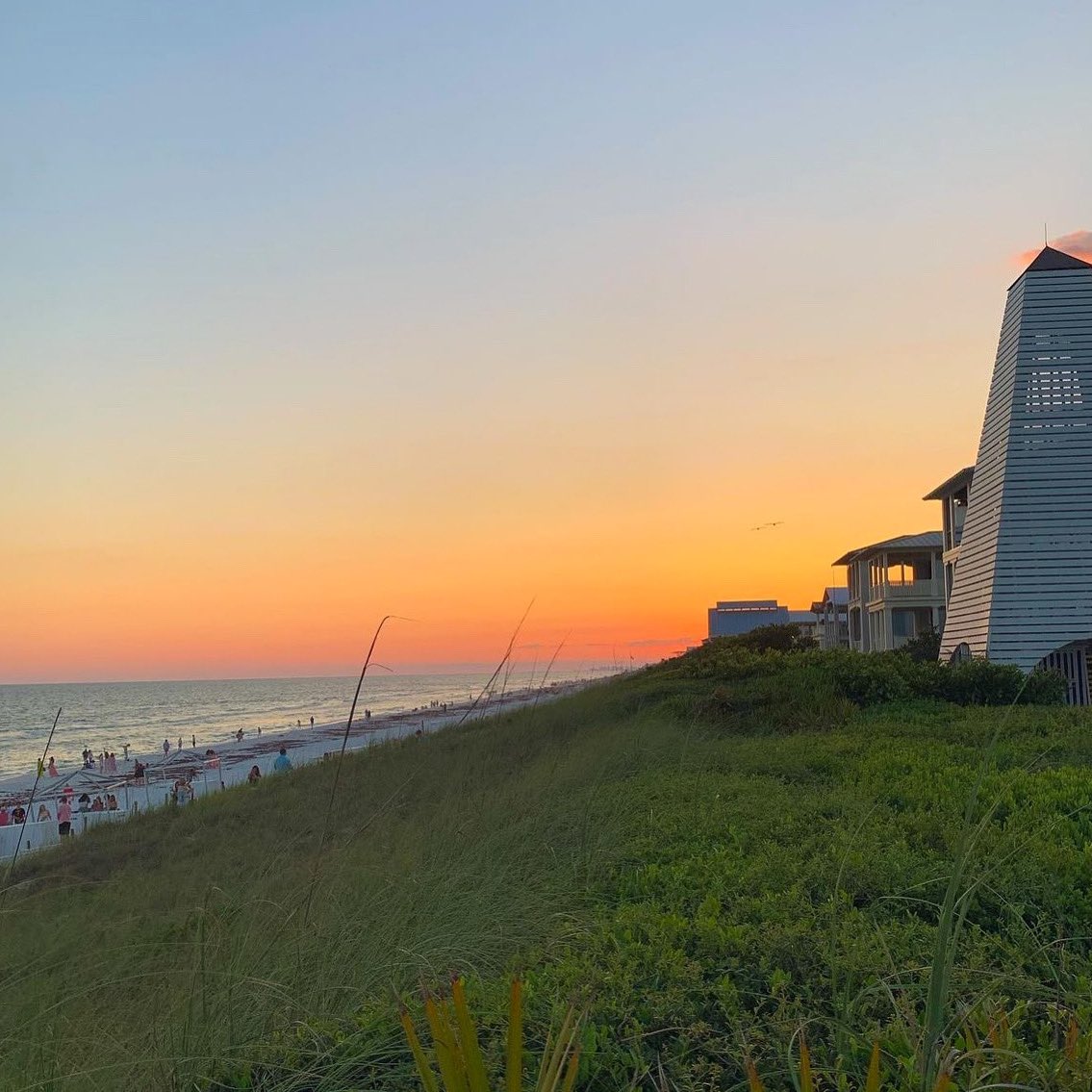 Ending the day the best way we know how: 🍕 + 🍷 with a view. 😉 📷: <a href="/tayvoelker/">Taylor Voelker</a>