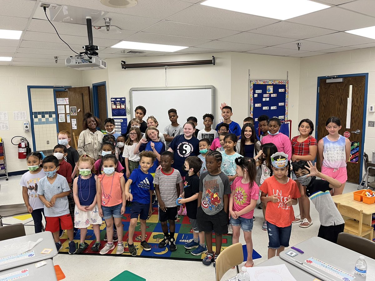 FcpsPease's tweet photo. Thank you Mrs. Cleveland for inviting us to work with your kindergartners today on their time capsules! We loved it! Thank you @ALlewellynFCPS for organizing this for us! #bces5thgrade #beyou #allofus https://t.co/Pjvs0Ru1kI