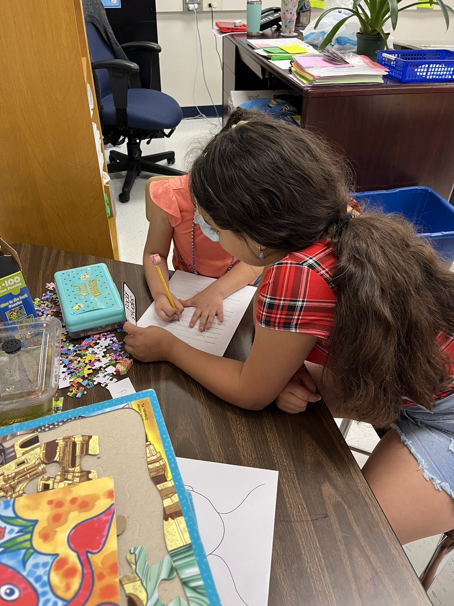 FcpsPease's tweet photo. Thank you Mrs. Cleveland for inviting us to work with your kindergartners today on their time capsules! We loved it! Thank you @ALlewellynFCPS for organizing this for us! #bces5thgrade #beyou #allofus https://t.co/Pjvs0Ru1kI