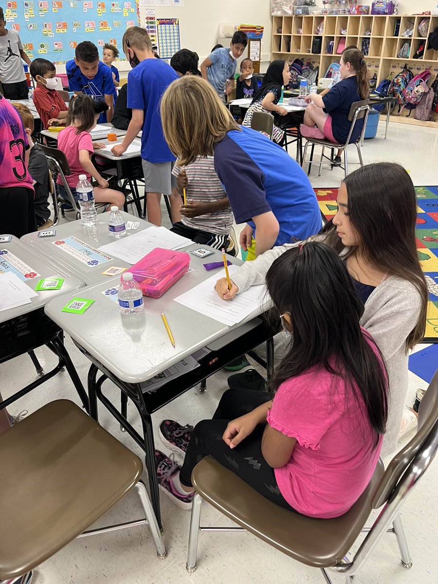 FcpsPease's tweet photo. Thank you Mrs. Cleveland for inviting us to work with your kindergartners today on their time capsules! We loved it! Thank you @ALlewellynFCPS for organizing this for us! #bces5thgrade #beyou #allofus https://t.co/Pjvs0Ru1kI