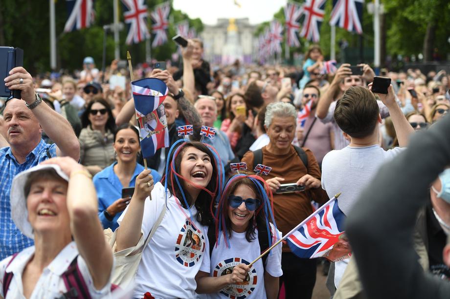 ANCALERTS's tweet photo. The British are enjoying a four-day holiday for the Queen's Platinum Jubilee which marks the 70th anniversary of her ascension to the throne on February 6, 1952. (EPA-EFE/TOLGA AKMEN) https://t.co/gmy3T0KFzr