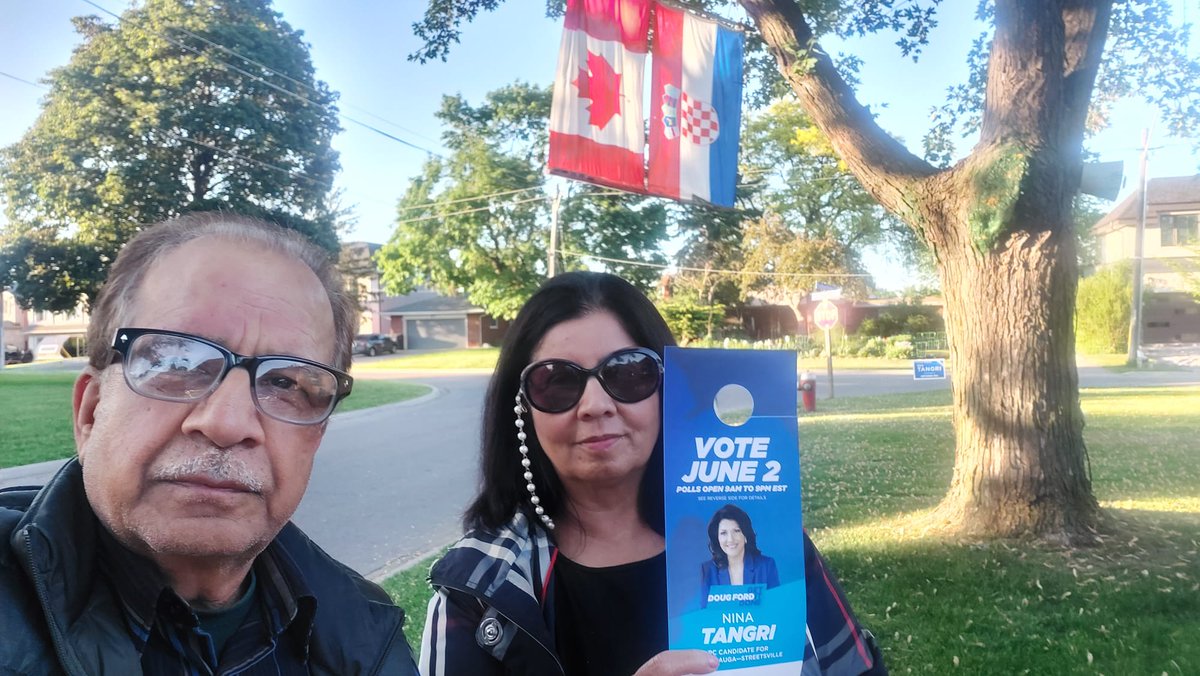 ninatangri's tweet photo. I have such great appreciation for all the dedicated volunteers on #TeamTangri.

They're getting it done right through the end.

#GetItDone #Mississauga #Streetsville https://t.co/YCPSuiF3vM