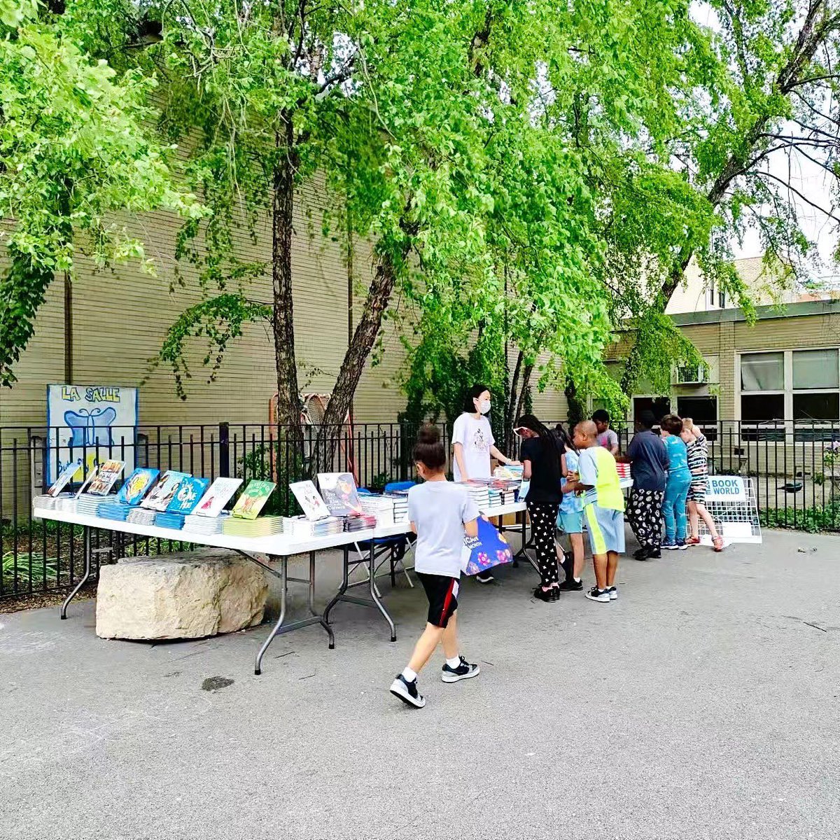 OneBookOneWorl2's tweet photo. Thank you LaSalle Language Academy @LLAprincipal for the brilliant book fair! We sold 83 books &amp; raised more funds for next year’s #AAPI bookdrive! 
Amazing to see kids recognizing our donated books &amp; recommending their favorite to friends.
📢Special shout-out to all volunteers！ https://t.co/PJhN8dV7B0