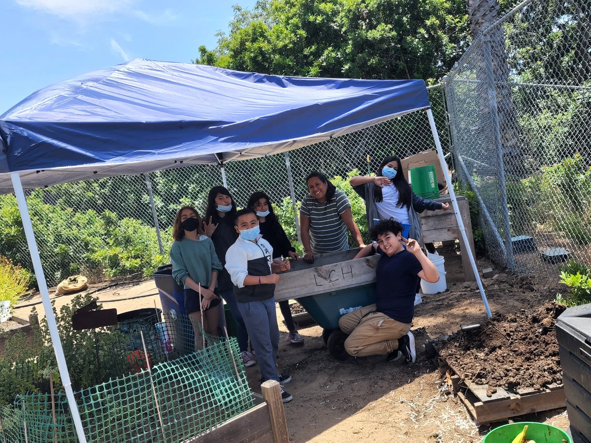 zayetzyj's tweet photo. Love my job with @BCKPrograms Teaching students how to compost is fun. Today my @PanthersPW group processed 2 bins. How beautiful it looks. #bckprograms #palmerwaypta #palmerway #PTAProud #PTA4Kids @PalmerWayPta https://t.co/XaySGFmtWH