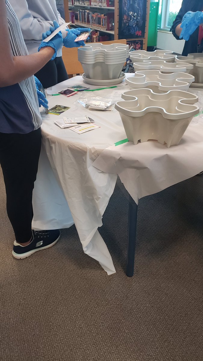 Here are a few photos from our Indoor Community Garden event that we had on May 25th! We a lot of teens come to help out with setting up the planters and plants. Thank you all for your help! 

#gardening #communityservice #indoorplants #communitygarden #indoorgarden