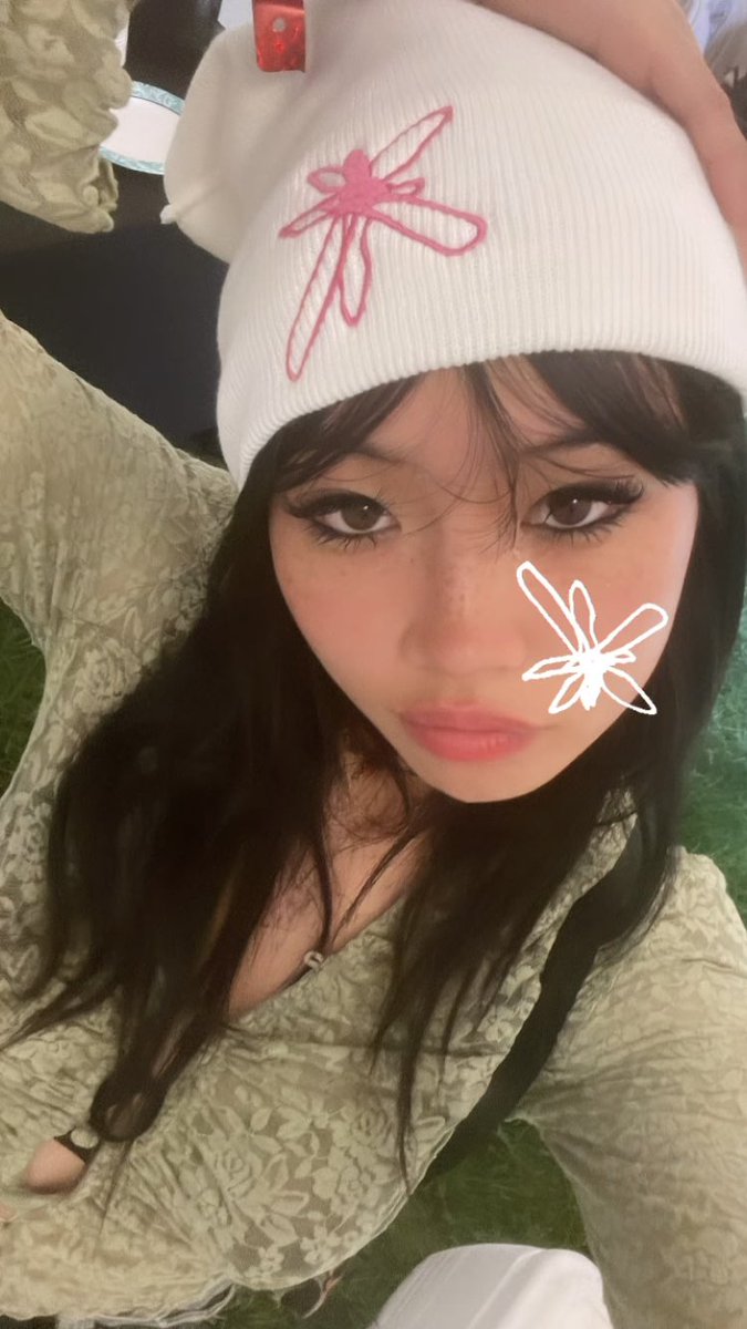 beab1flower's tweet photo. she looks like a dream. https://t.co/TFRmjTqpmq