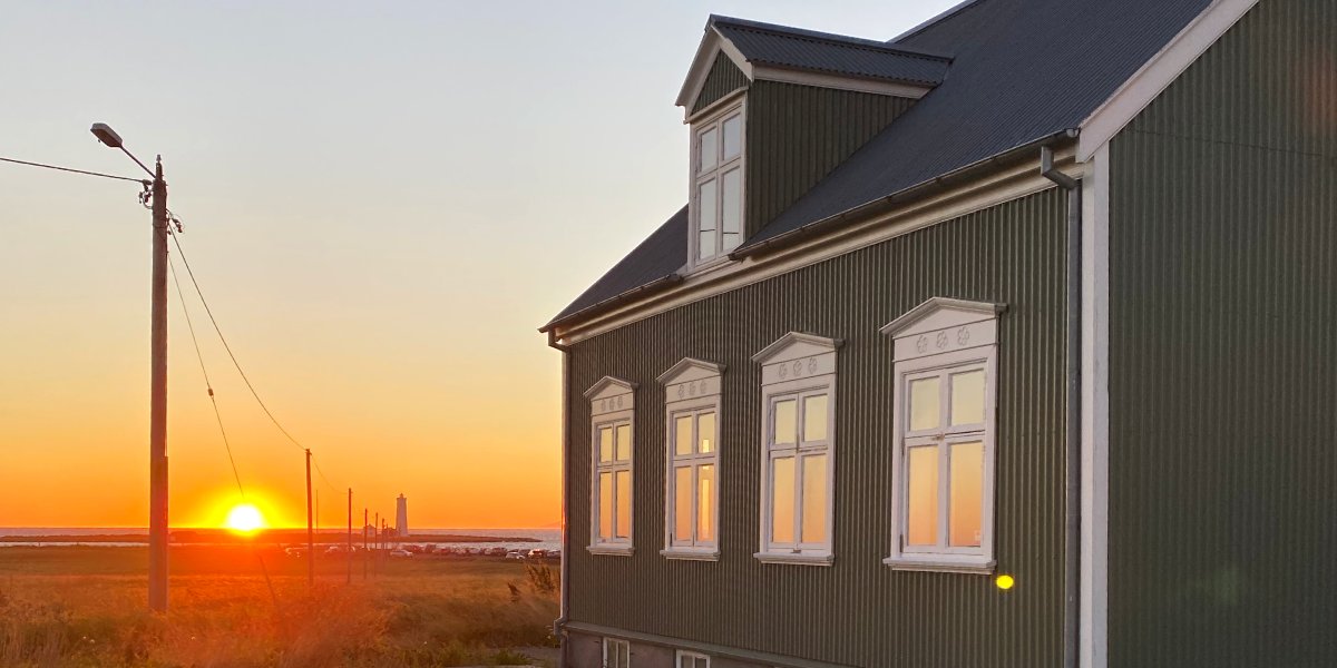 Had Pizza at Ráðgerði today. It was good and the company of <a href="/rainnwilson/">Rainn Wilson</a> was pleasant. We didn´t talk to each other. He talked to his friend and I to my wife. I understood everything, he just half of it...