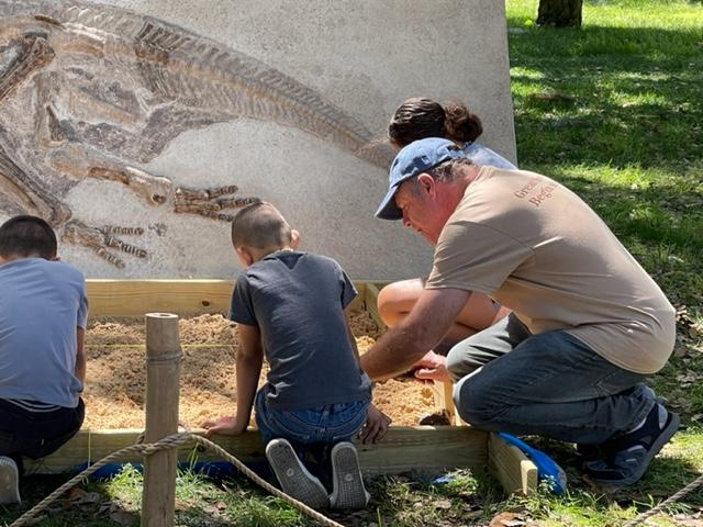 mapsmuseumfl's tweet photo. Archaeologists are just BIG kids who love playing in the dirt! #ChangeMyMind
#MapsMuseum #NewPortRichey #Archaeology #Paleontology #Science https://t.co/oFY7EDxoJj https://t.co/3jG6zXqbXO