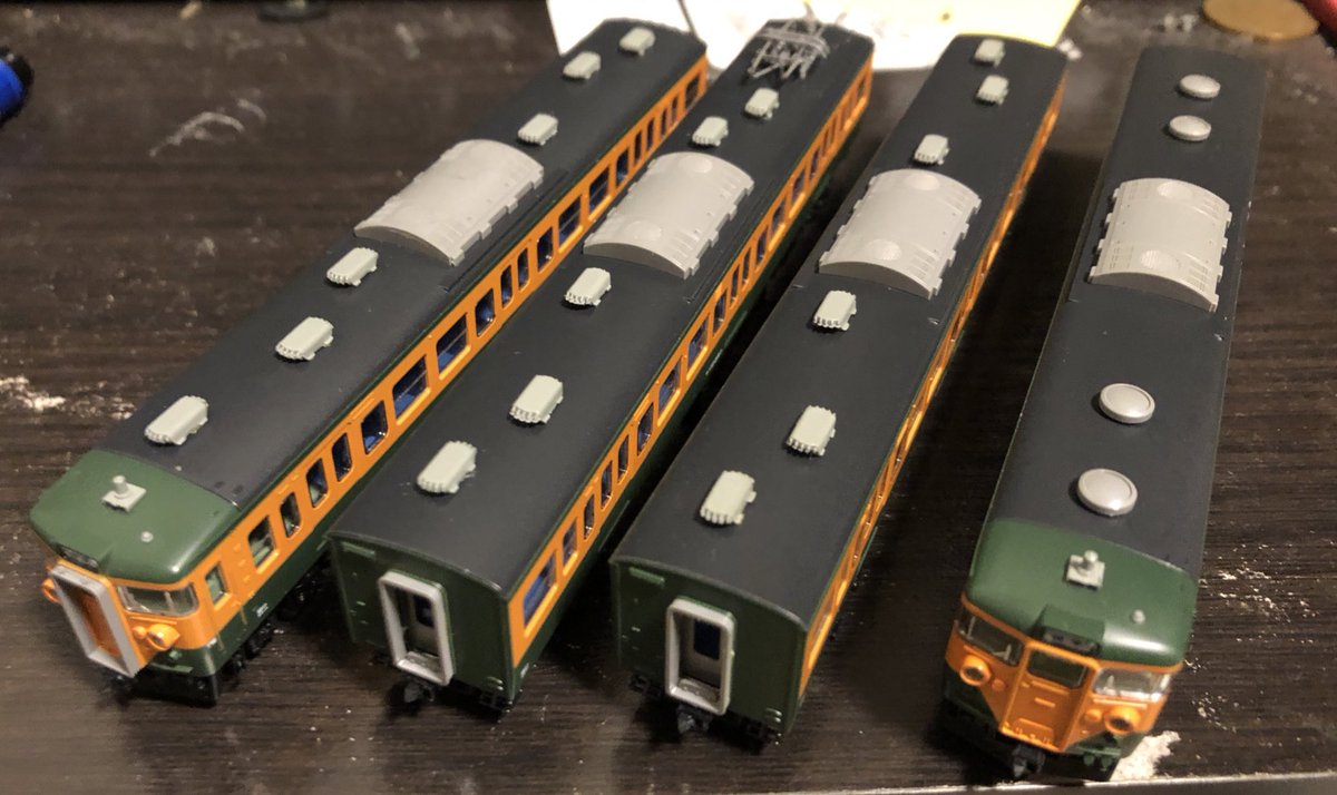 KTS_CRAFT's tweet photo. TOMIXの113系冷改関西仕様4両分の加工が終了しました
Hゴムの再現を黒Hゴムの再現に塗り替え、クハ1両を除くベンチレータを押込型���ンチレータに取替、貫通引戸の交換を行ってます
あと2両残ってますが、のんびりやってきます
ここまで来たらどの編成を作ってるか、察しのいい人はお気づきでしょう https://t.co/ir9nLalKGi
