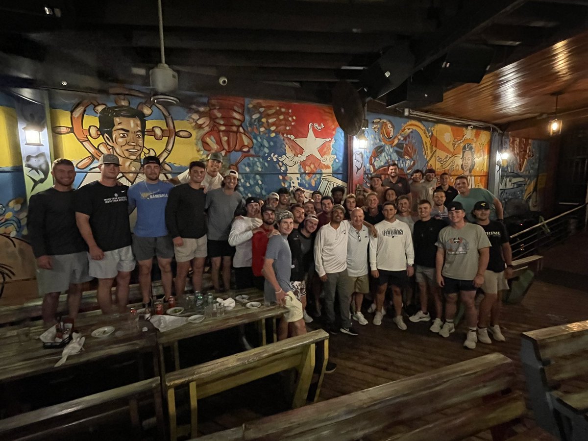 CoachMikeBianco's tweet photo. Great night, great meal, and a great pep talk by Luis at Garcia’s Seafood in Miami. https://t.co/NmSzsbrs5n