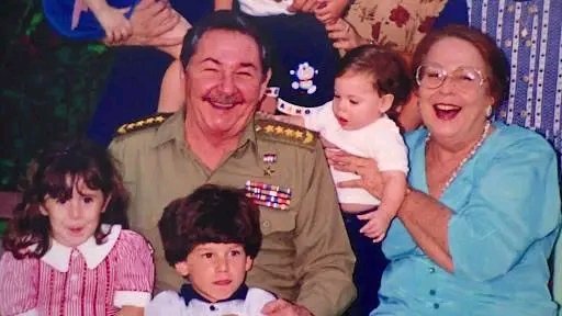 Yosmaily10's tweet photo. Felicidades en tu 91 cumpleaños, desde el corazón de tu pueblo que te sigue por tu amor a Fidel y a  la revolución cubana. https://t.co/gsalPiF4Yp