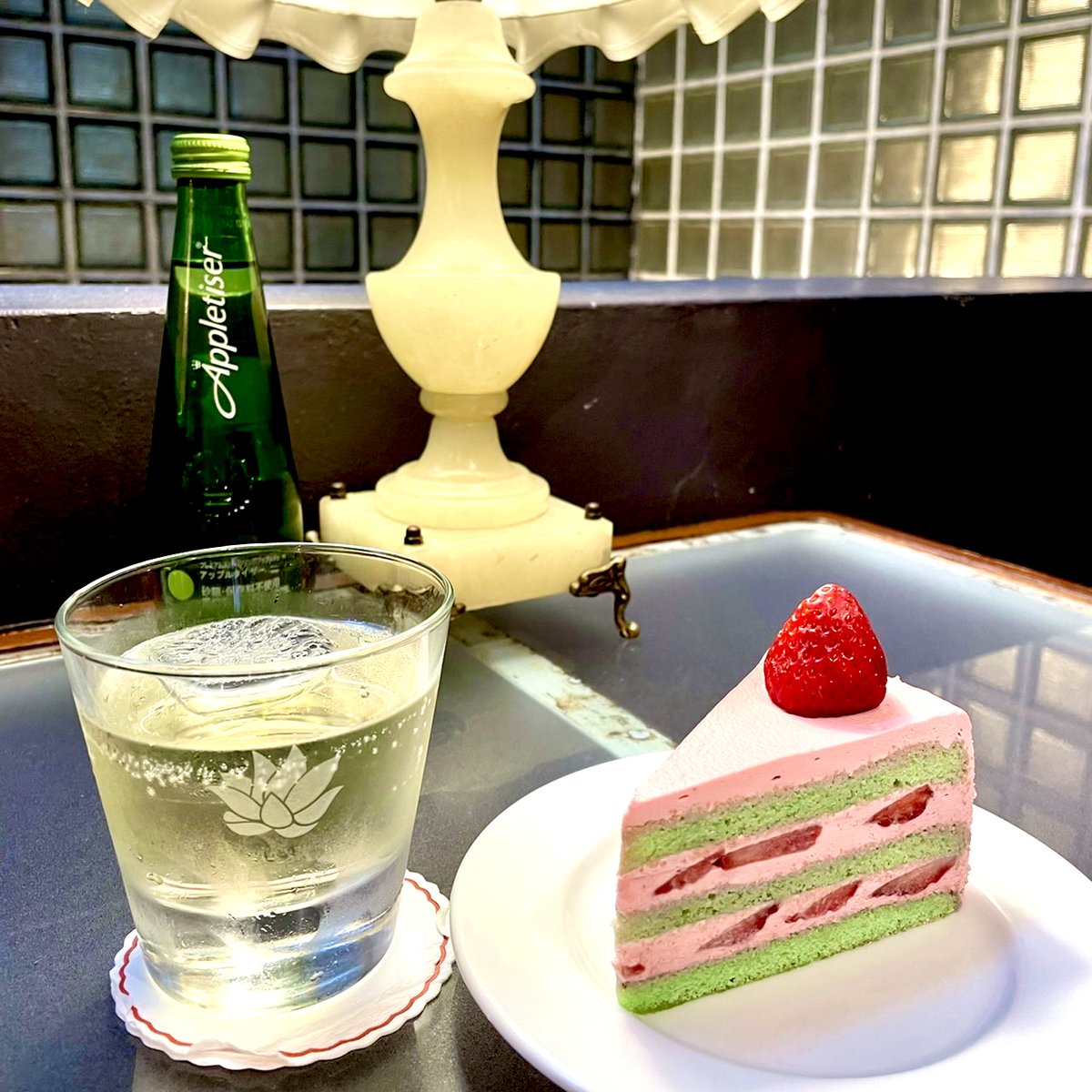 Appletiser_JP's tweet photo. 🍏アップルタイザーが飲めるお店をご紹介🍏
✨表参道 LOTUS✨東京都渋谷区神宮前4-6-8
かわいいスイーツとランチが楽しめるお洒落な老舗カフェ☕️
─・・─・・─・・─・・─・・─・
南アフリカ生まれ、果汁100%のアップルタイザーを 楽しめる素敵なお店をご紹介しています。 
#表参道ロータス https://t.co/M9QUQGT1V3