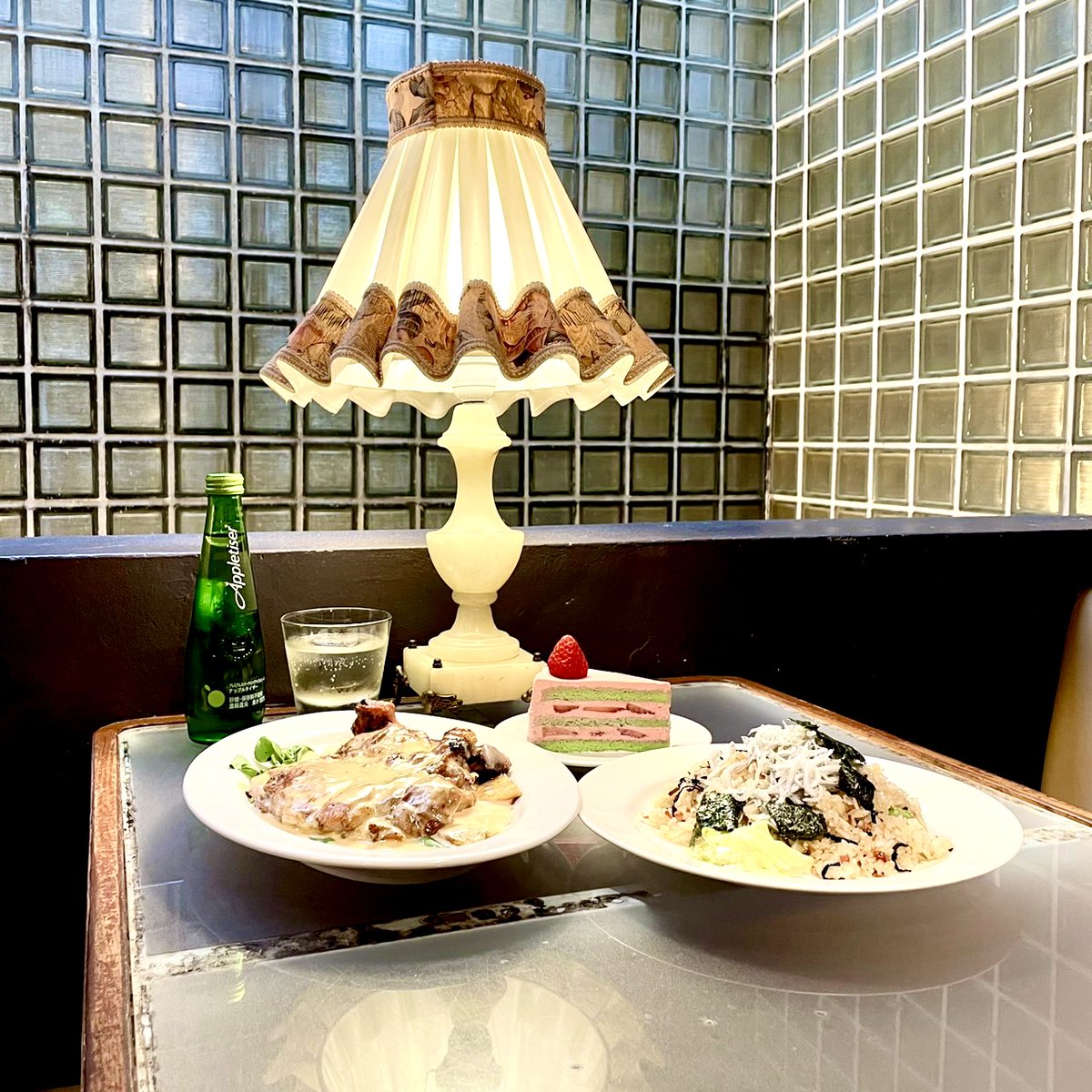 Appletiser_JP's tweet photo. 🍏アップルタイザーが飲めるお店をご紹介🍏
✨表参道 LOTUS✨東京都渋谷区神宮前4-6-8
かわいいスイーツとランチが楽しめるお洒落な老舗カフェ☕️
─・・─・・─・・─・・─・・─・
南アフリカ生まれ、果汁100%のアップルタイザーを 楽しめる素敵なお店をご紹介しています。 
#表参道ロータス https://t.co/M9QUQGT1V3