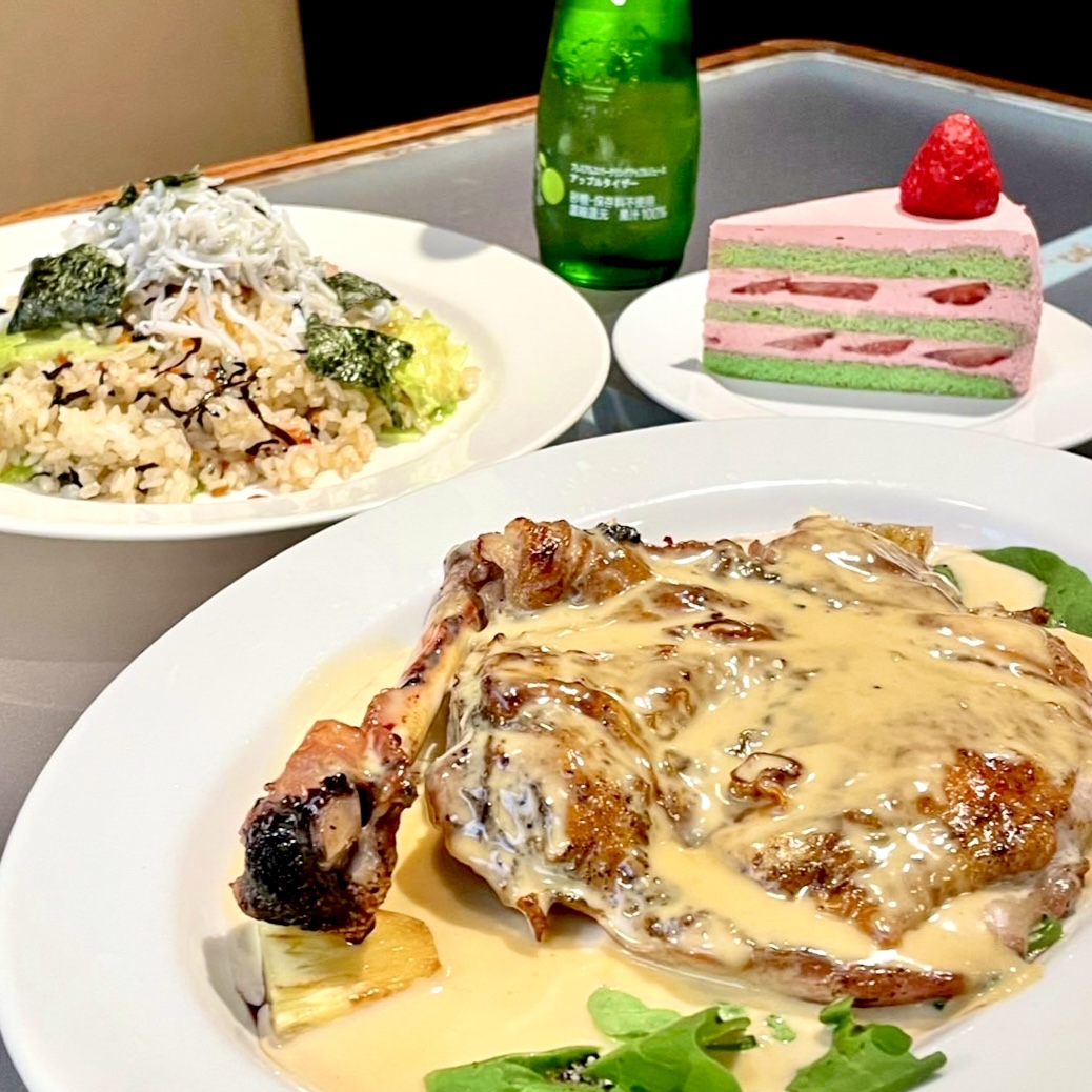 Appletiser_JP's tweet photo. 🍏アップルタイザーが飲めるお店をご紹介🍏
✨表参道 LOTUS✨東京都渋谷区神宮前4-6-8
かわいいスイーツとランチが楽しめるお洒落な老舗カフェ☕️
─・・─・・─・・─・・─・・─・
南アフリカ生まれ、果汁100%のアップルタイザーを 楽しめる素敵なお店をご紹介しています。 
#表参道ロータス https://t.co/M9QUQGT1V3