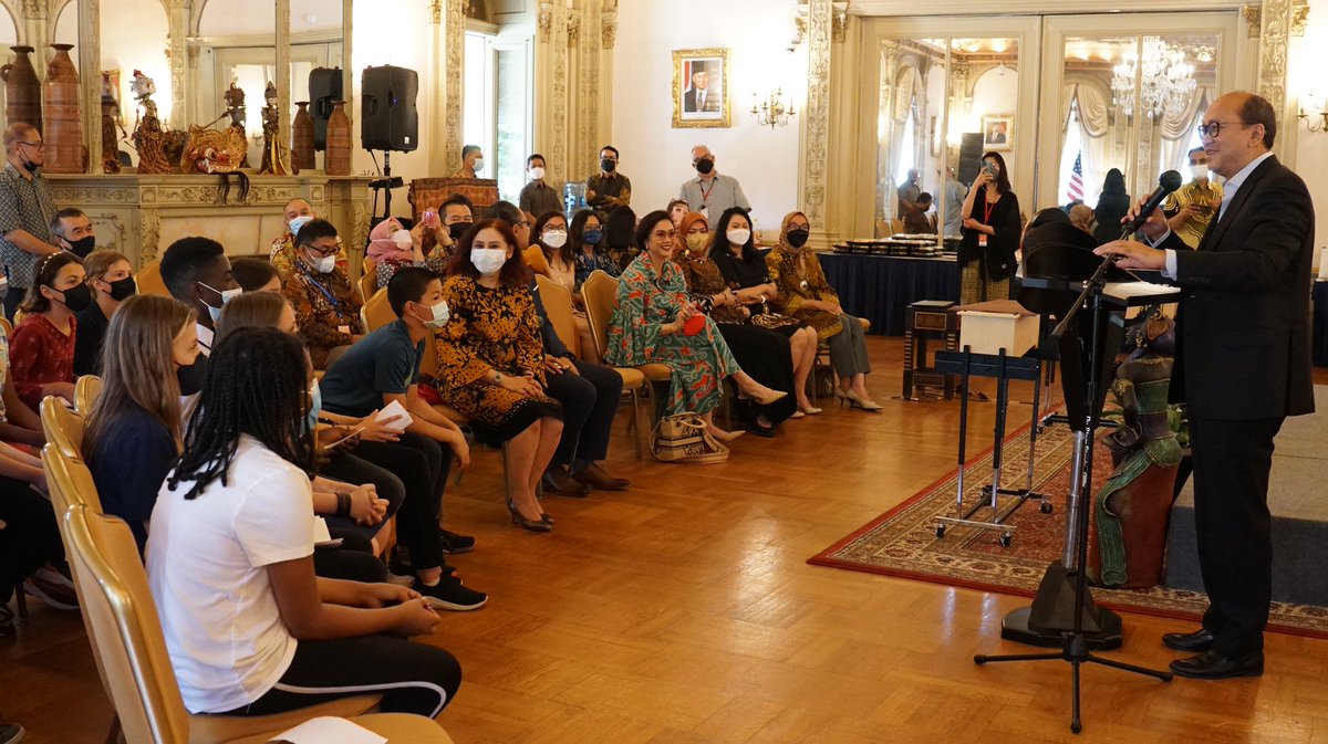 IndonesiainDC's tweet photo. Amb @RosanRoeslani commended the students and teachers for their diligent work in learning about Indonesia and its culture, and even learning #BahasaIndonesia. He hoped that one day, they will be able to visit #WonderfulIndonesia. 
"Our doors are always open!" added #AmbRosan. https://t.co/Tik4lQ7hzT