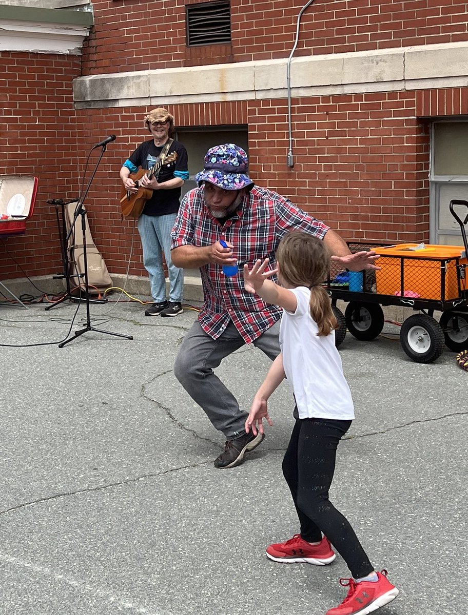 garmstrong331's tweet photo. Rhodes students & staff enjoyed performances from the Toe Jam Puppet Band today! A fun interactive show with laughter, singing & dancing- and even some water works ๐- the perfect addition to Reading Week! โญ๏ธ #RhodesUnited #ToeJamPuppetBand #ThankYouPTA https://t.co/fIBbGyY08k