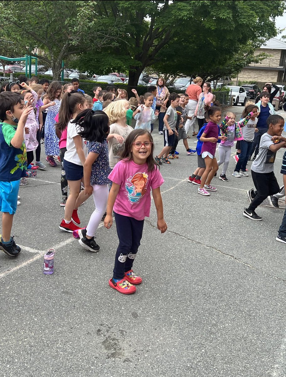garmstrong331's tweet photo. Rhodes students & staff enjoyed performances from the Toe Jam Puppet Band today! A fun interactive show with laughter, singing & dancing- and even some water works ๐- the perfect addition to Reading Week! โญ๏ธ #RhodesUnited #ToeJamPuppetBand #ThankYouPTA https://t.co/fIBbGyY08k