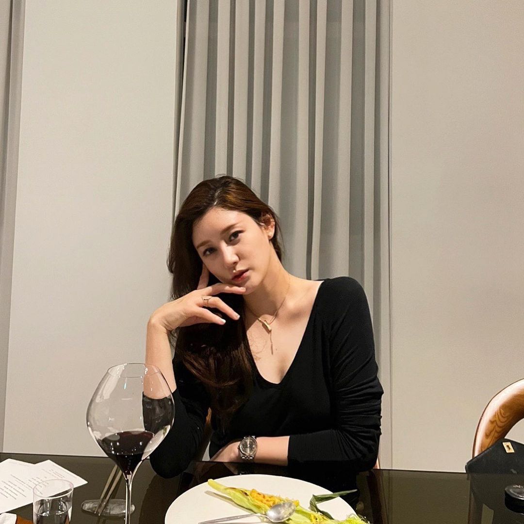 Emily0808s's tweet photo. I just want to hide my sadness from the outside. If one day you walk into my heart, you will see tears 🖤 https://t.co/v4Hx9b8Ixk