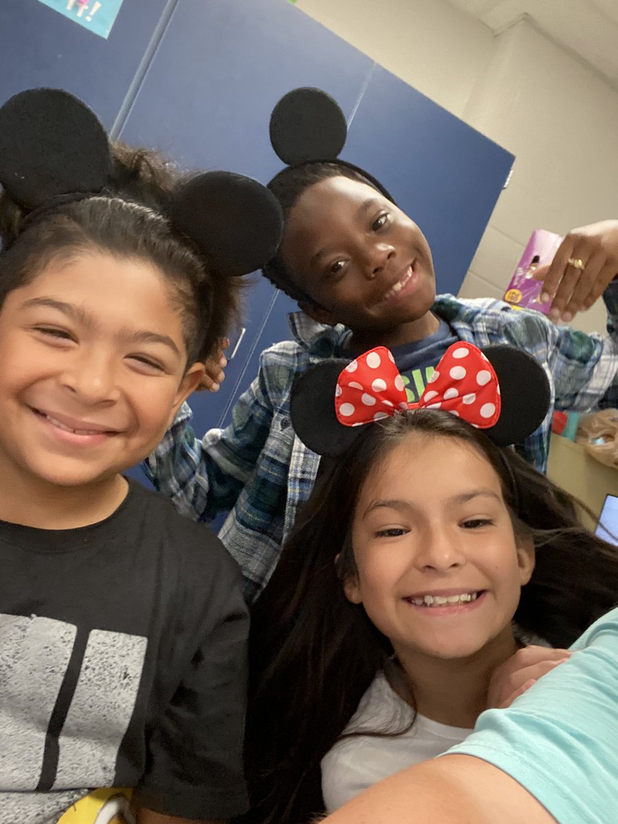 MrsGarciaMath's tweet photo. My class took a “field trip” to Disneyland today! They had so much fun. We read about Walt Disney, figured out what all we could buy with $100 and rode some virtual roller coasters! 10/10 recommend! @McMullanElem https://t.co/J1821WuG5T