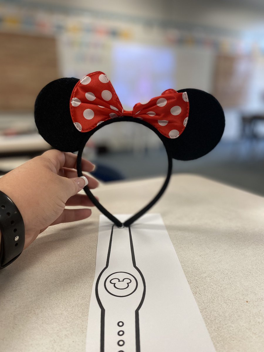 MrsGarciaMath's tweet photo. My class took a “field trip” to Disneyland today! They had so much fun. We read about Walt Disney, figured out what all we could buy with $100 and rode some virtual roller coasters! 10/10 recommend! @McMullanElem https://t.co/J1821WuG5T