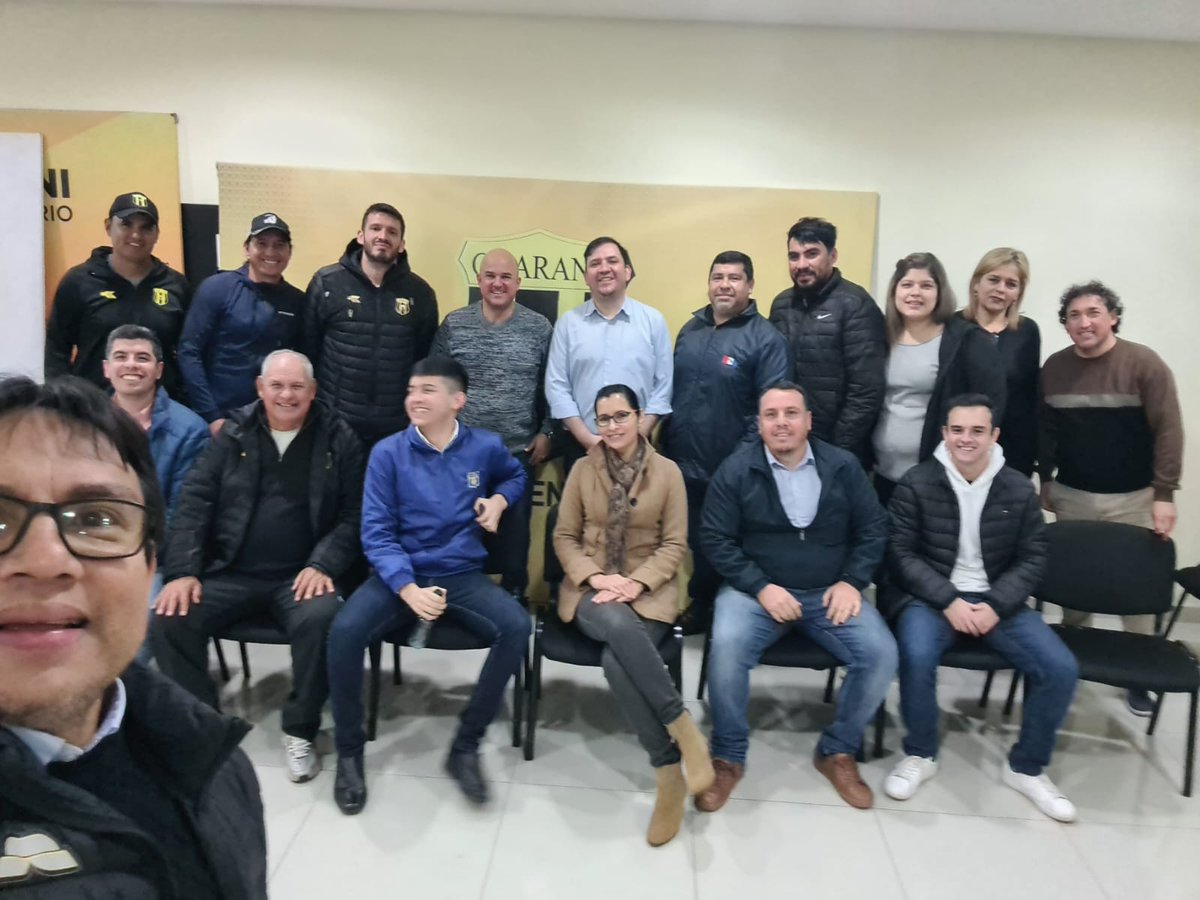 IdentidadGuara1's tweet photo. ¡ESTAMOS CON TODO!💛🖤
Se viene el gran evento, por lo qué  se realizó una exitosa reunión.

Se dieron cita, directivos, cuerpo técnico principal y socios quienes darán el apoyo necesario para que sigamos manteniendo el prestigioso proyecto Identidad Guaraní 💛🖤⚽ https://t.co/RSTQVAuBoP
