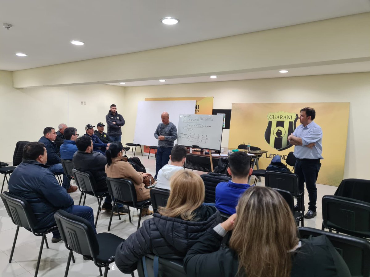 IdentidadGuara1's tweet photo. ¡ESTAMOS CON TODO!💛🖤
Se viene el gran evento, por lo qué  se realizó una exitosa reunión.

Se dieron cita, directivos, cuerpo técnico principal y socios quienes darán el apoyo necesario para que sigamos manteniendo el prestigioso proyecto Identidad Guaraní 💛🖤⚽ https://t.co/RSTQVAuBoP