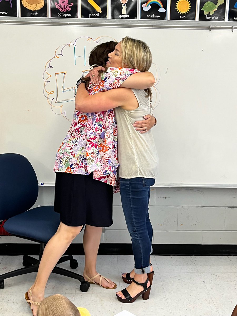 gmlovetolearn's tweet photo. My last day at @HPCubs was filled with heartfelt words & lots of hugs!
#Thread #morepicsbelow
#LastDayofSchool #lovethesepeople ππ https://t.co/W5shJQTgvr