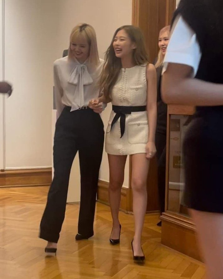GalaxyJL23's tweet photo. กรี๊ดดดดดด เจนลิซจับมือกัน เอ็นดูคนรักกัน เขินไม่ไหวแล้ว

#JENLISA https://t.co/NDtvCR05B9