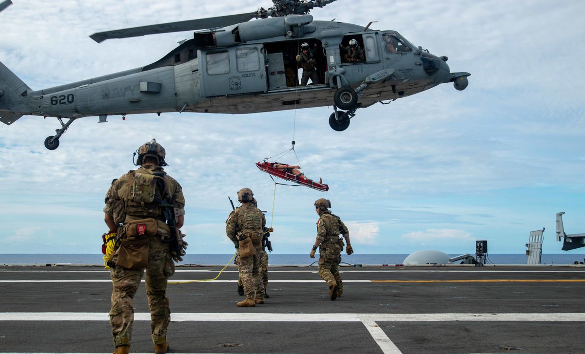 Gipper_76's tweet photo. Staying ready🏃‍♂️Sailors with the Carrier Task Force 70 EOD unit aboard USS Ronald Reagan conducted fast-rope training on the flight deck to stay #ReaganReady and maintain effectiveness and mission. #FDNFJapan https://t.co/pf7naZResp