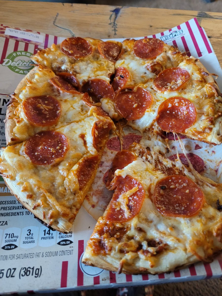 PeteZuhKing's tweet photo. #PeteZuhKing Frozen PeteZuh review. #wisepies  if you live in #abq or have ever seen a #UNM #Lobos basketball game you are familiar. Out of 5 I give this 3.5 stars. I will buy this again. Thin and good flavor,good chz,plenty of pepperoni #pizza #unm #fourloco #coloradoavalanche https://t.co/Dtail66Xad