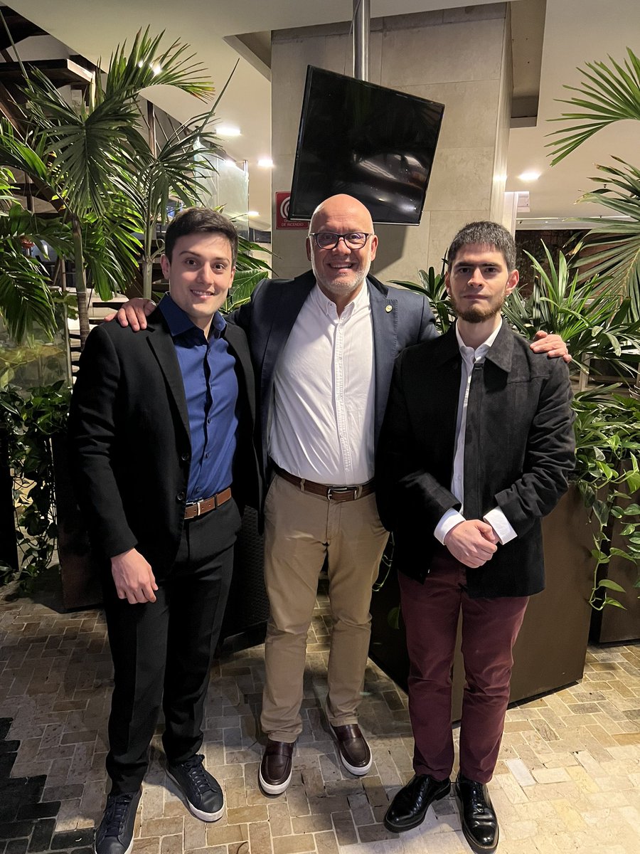 Medicina_UdeA's tweet photo. #OrgulloUdeA 💚 | Nuestros estudiantes Jose Uribe y Mateo Estrada, mejores internos de Colombia y Antioquia respectivamente, fueron invitados a una cena especial en compañía de la Junta Directiva de @ASCOFAME_ en la ciudad de Cali. 

Hilo 👇🏻 https://t.co/yaOQWt09IG