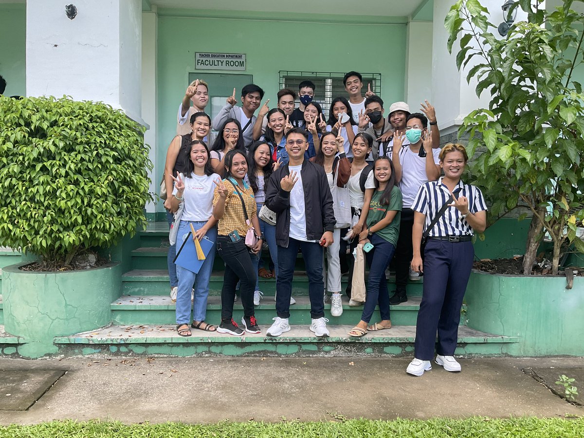 jaye_vann's tweet photo. dalawang taon pa with the clownest block (+ profs) https://t.co/GF89ZAYxQy
