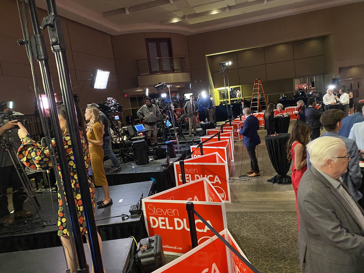 Les bénévoles libéraux commencent à arriver au quartier général libéral. Le dévoilement des résultats qui étaient sur l’écran ont été retirés pour refaire place au logo du parti