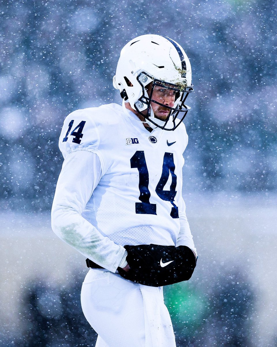 CFBKings's tweet photo. Who has the iciest white uniforms in College Football? https://t.co/6Kn8gHrUfz
