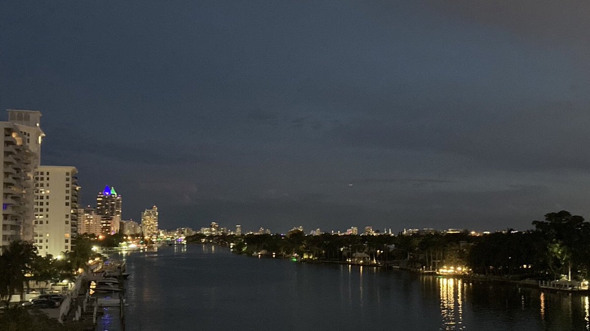 E mentre il sole mostra lo sfumar del suo splendore,  il caldo lascia il posto ad un tenue tepore. Anche Downtown si prepara per la notte mentre il Collins ci ricorda che può sempre capitar un inaspettato incontro. 
Ma non ce ne frega una beata mazza perché la cena é pronta ! 👋🏼