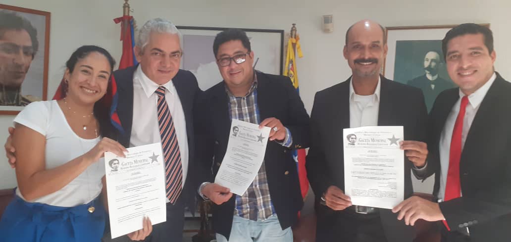 embacubaven's tweet photo. Los concejales del Municipio Libertador de Caracas .@jimmygudino, .@ArmandoGratero, .@GabyPSUV y .@jorbertjpsuvccs, le entregaron a .@luisgarciat2010, Ministro Consejero de .@embacubaven, tres acuerdos en solidaridad con Cuba, adoptados por el Concejo Municipal. 

#CubaYVenezuela https://t.co/vc5TJt7rbI