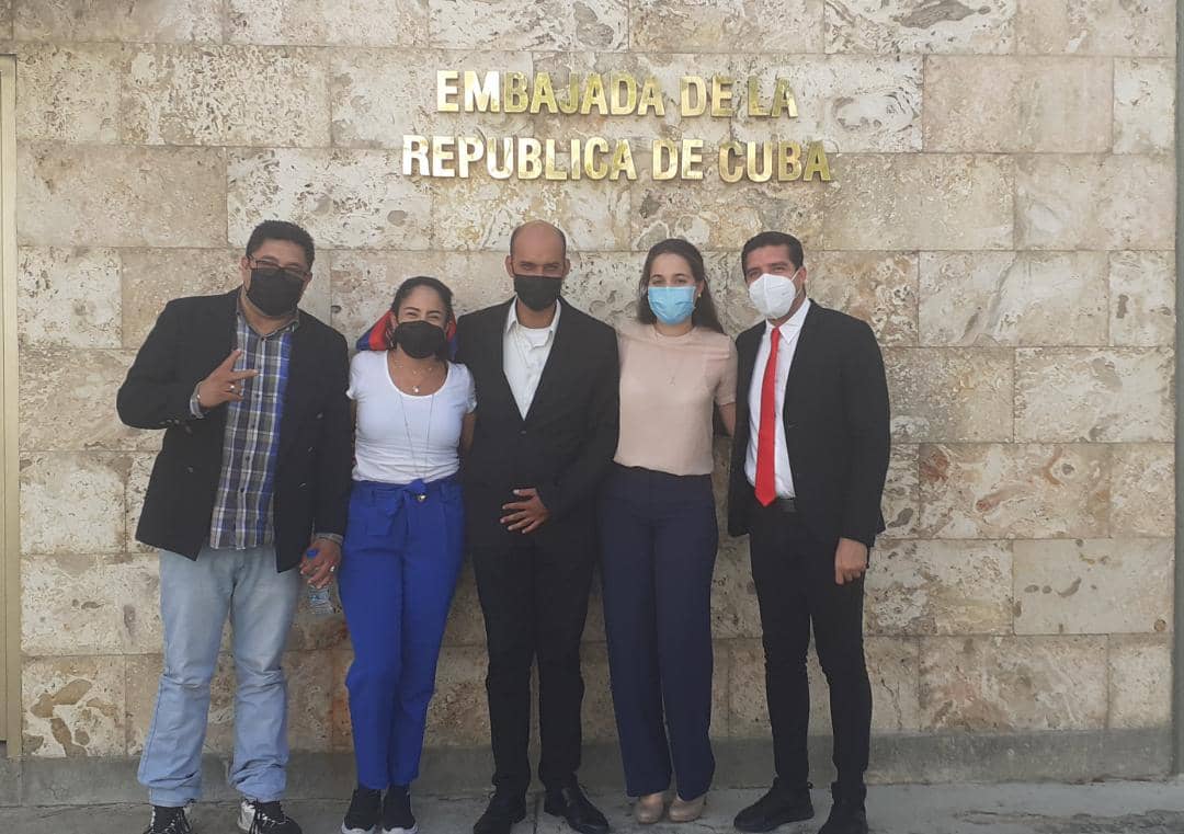 Los concejales del Municipio Libertador de Caracas .<a href="/jimmygudino/">JIMMY GUDIÑO</a>, .<a href="/ArmandoGratero/">Armando Graterol</a>, .<a href="/GabyPSUV/">✩Gabriela Graterol</a> y .@jorbertjpsuvccs, le entregaron a .<a href="/luisgarciat2010/">Luis García</a>, Ministro Consejero de .<a href="/embacubaven/">EmbaCuba_Venezuela</a>, tres acuerdos en solidaridad con Cuba, adoptados por el Concejo Municipal. 

#CubaYVenezuela