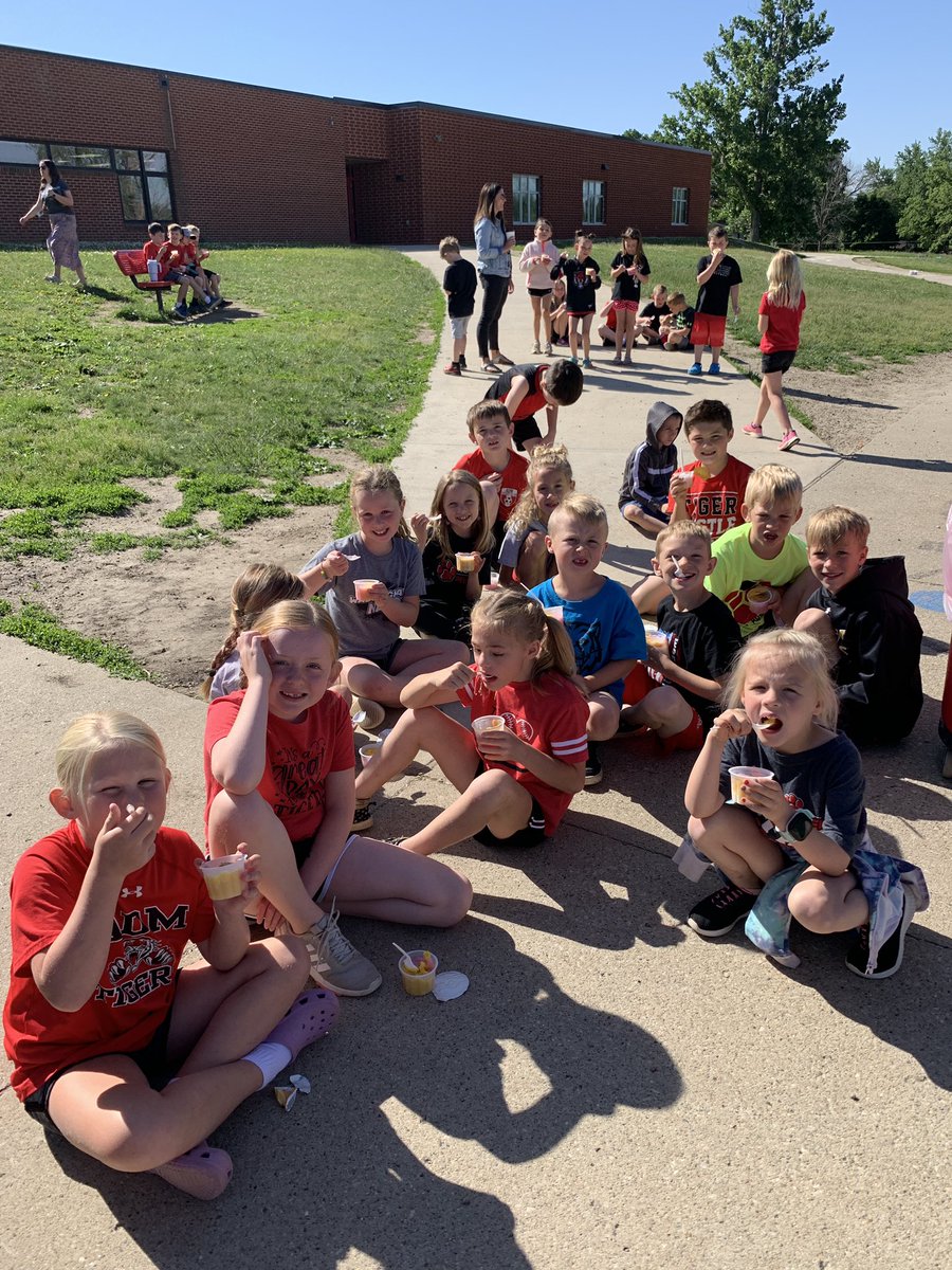 stine_smithADM's tweet photo. We had a great year, 2021-22 1st graders! ❤️#WeAreADM https://t.co/91LlEZFpwC