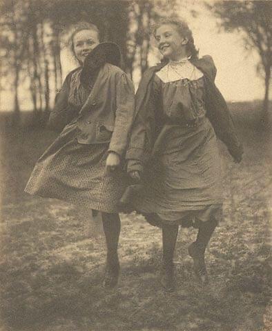 HistoryHourly's tweet photo. #History - Two young ladies in the woods, photo by Louis Fleckenstein, 1905. [394x480] - #394x480 #Fleckenstein #Ladies #Louis #Photo #Woods #Young https://t.co/2PIcyV1sIY